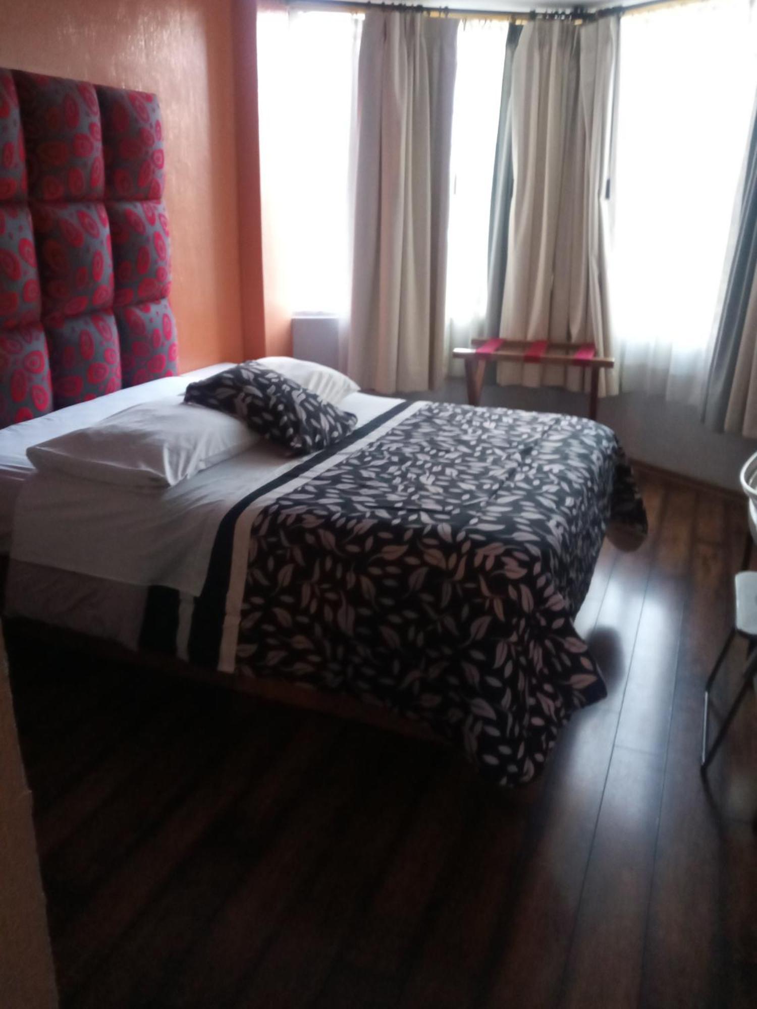 Hostal Capri กีโต ภายนอก รูปภาพ