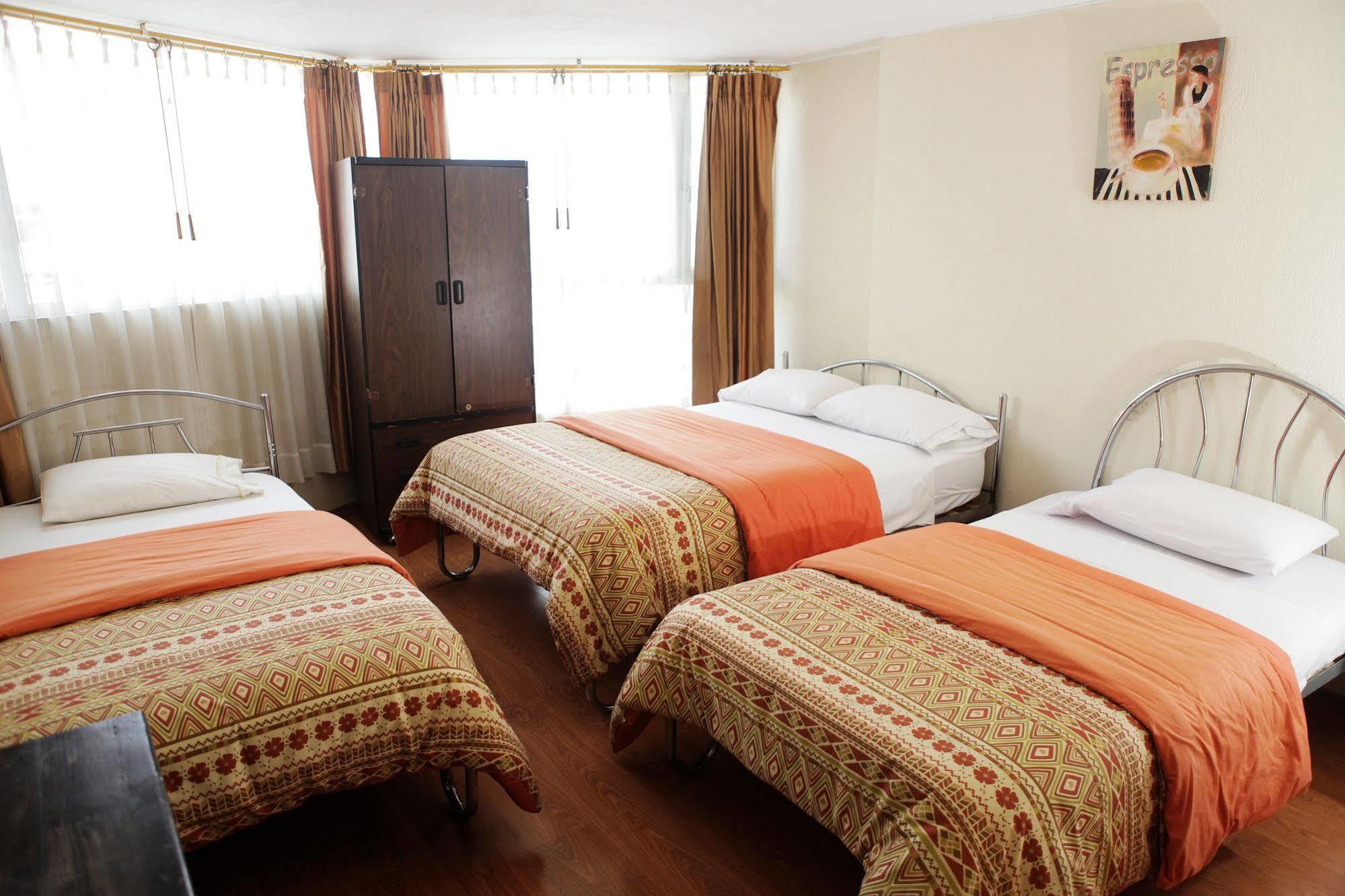 Hostal Capri กีโต ภายนอก รูปภาพ
