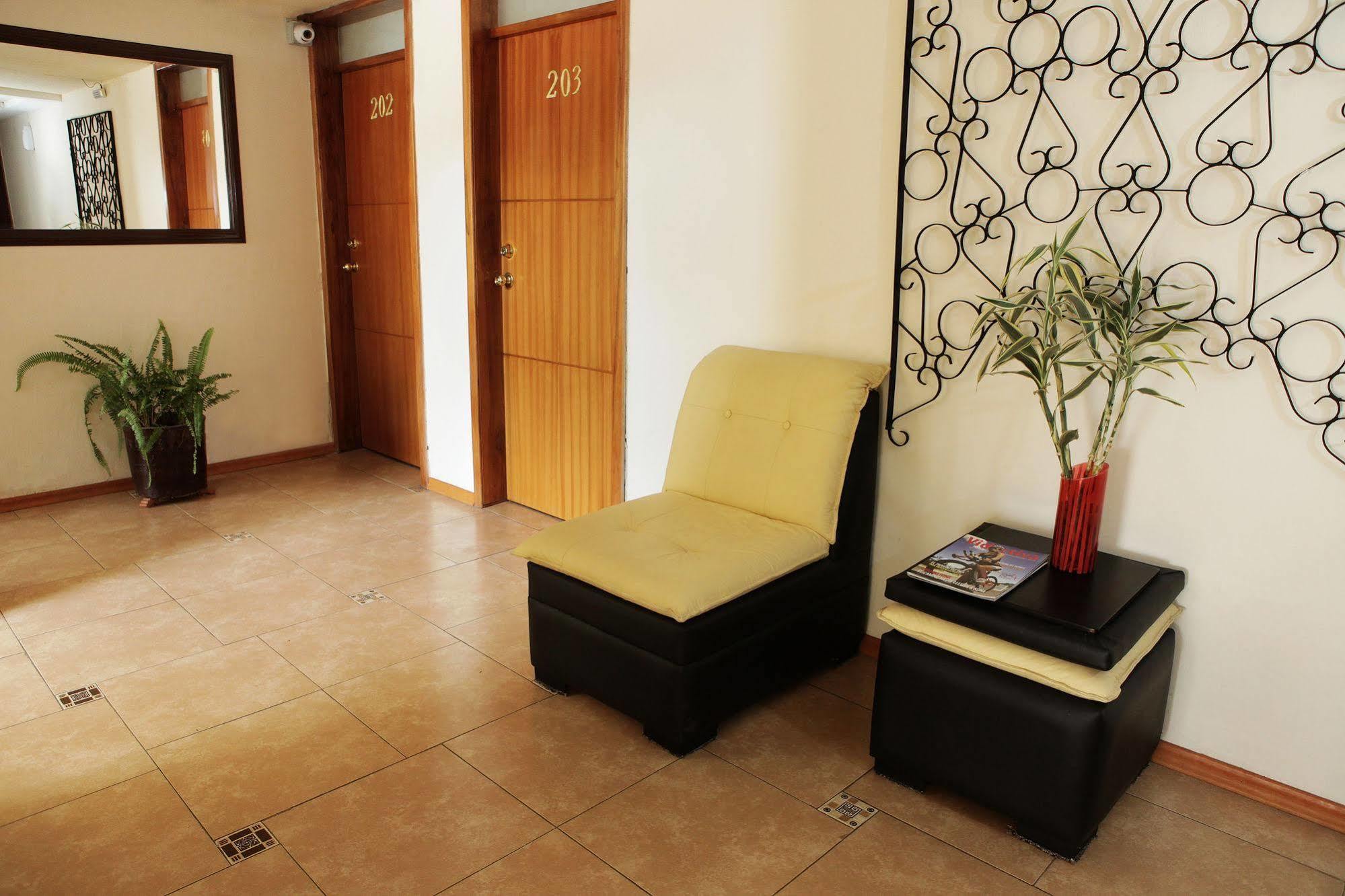 Hostal Capri กีโต ภายนอก รูปภาพ